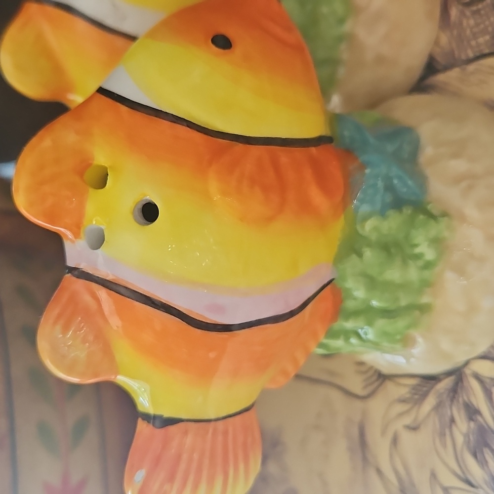 Colorful Fish Ceramic Shaker Set. - Picture 2 of 6